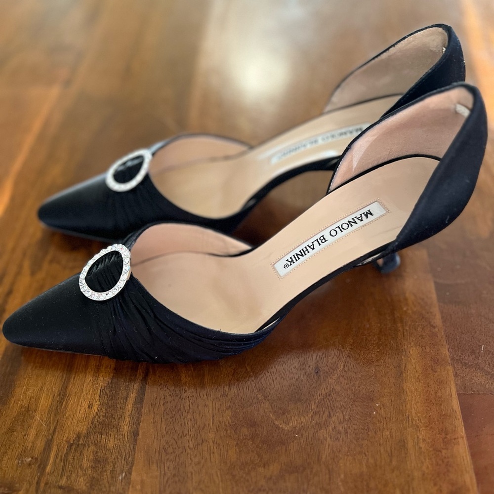 Manolo Blahnik 🖤💖 kitten satin buckle pumps, size: 6